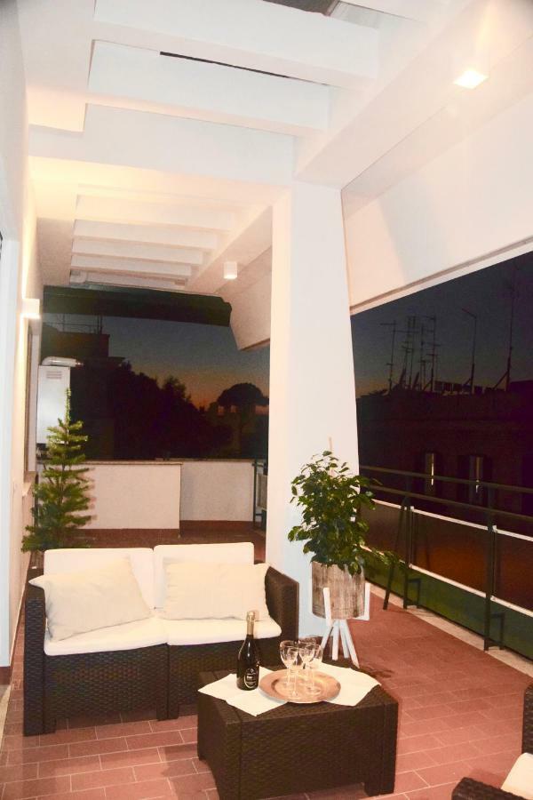 Terrazza San Giovanni Apartment โรม ภายนอก รูปภาพ