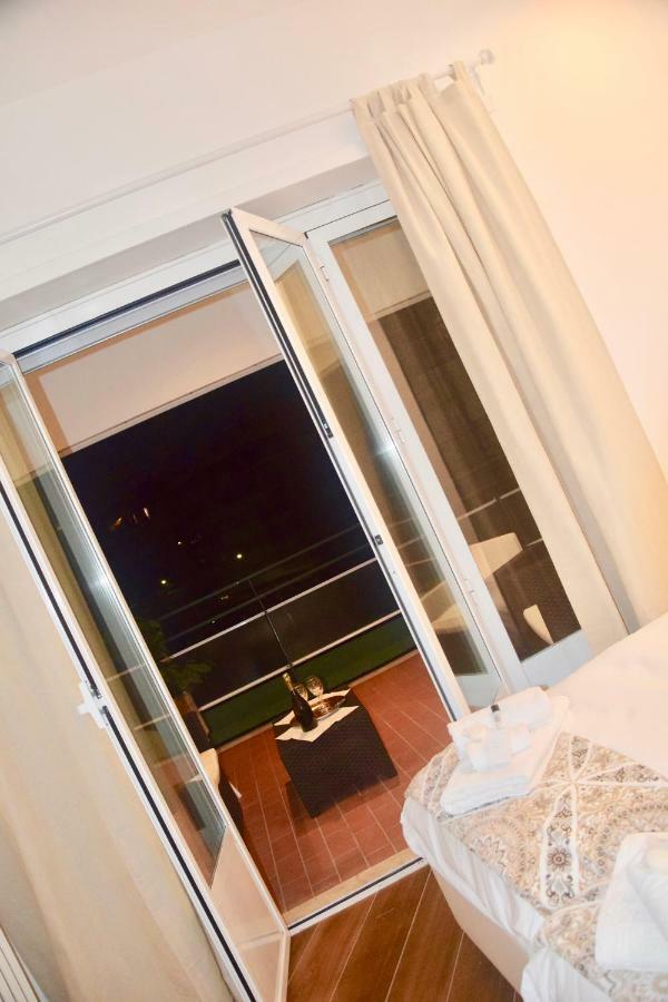 Terrazza San Giovanni Apartment โรม ภายนอก รูปภาพ